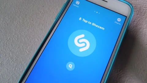 Shazam app on iPhone screen on white table. 스톡 동영상 138748238