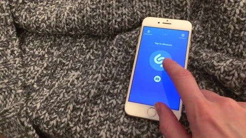 Shazam mobile application on screen of Apple Iphone 7 스톡 동영상 83277364