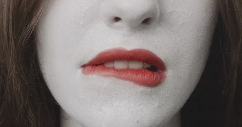 She is biting her lip Vídeo Stock 116179922