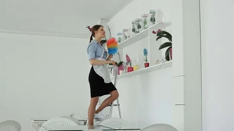 She cleans the dust in the hotel 動画素材 82156286