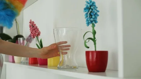 She cleans the dust in the hotel Vídeo Stock 82157403
