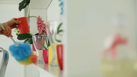 She cleans the dust in the hotel Vídeo Stock 82158247