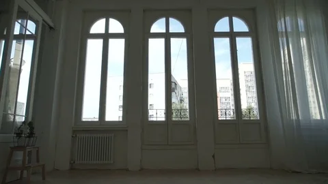 She comes to the living room window 库存影片 70062989