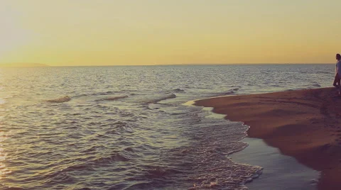 She is coming to the seashore Video stock 65731210