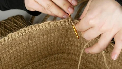 She crochets from environmentally friendly materials.Jute fiber for decoration. Vídeos de archivo 145065372