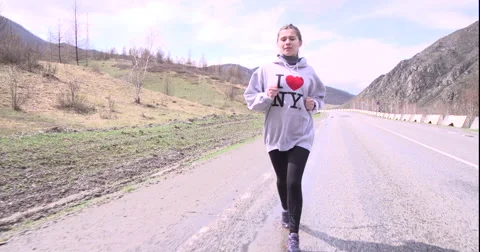 She flees to the mountains 库存影片 63038748