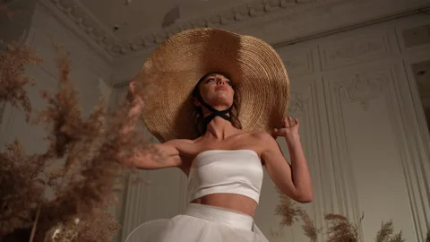 She held a handbag, a delicate accessory that added to her overall allure. Vidéo 239846235