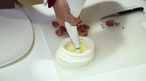 She makes sweet dessert Vídeos de archivo 59356812