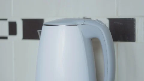 She takes an electric kettle 動画素材 91032463