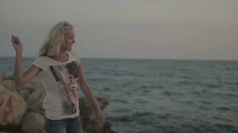 She throws a stone in the sea Video stock 59907109