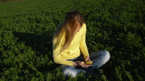 She uses a touch phone 動画素材 49911198