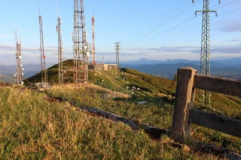 Sheep Grazing Under Communication Towers on Sollube Peak, Basque Country, Spa Foto stock