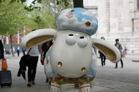 A sheep on the sidewalk Foto stock