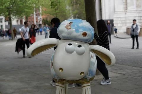 A sheep on the sidewalk Foto stock