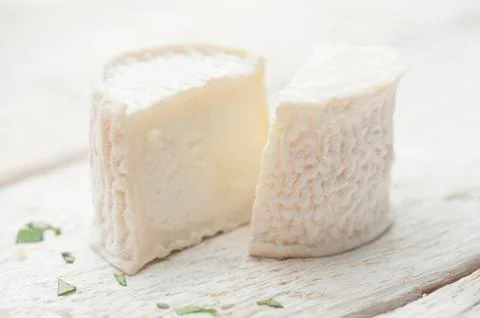 Sheep's cheese, halved Foto stock