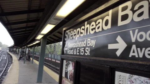 Sheepshead Bay sign on elevated subway platform in Brooklyn NYC Vídeo Stock 63387796