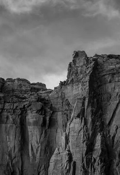 Sheer Cliffs Below Cloud Wisps Black and White Fotos de archivo