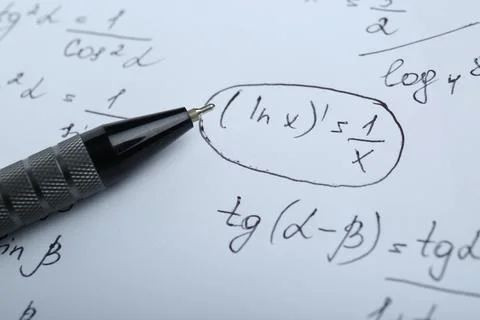 Sheet of paper with different mathematical formulas and pen, closeup Fotos de archivo