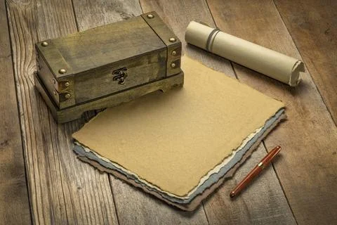 Sheets of blank handmade paper with rough edges Foto stock