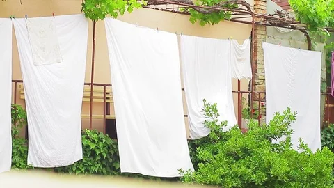 Sheets dry on the street 動画素材 78197159