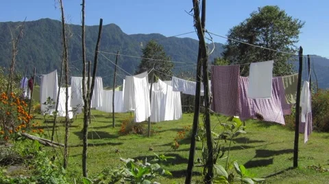 Sheets drying by a sunny and windy day Vidéo 65512470