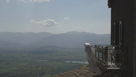 Sheets in the wind with valley in the background 動画素材 125621447