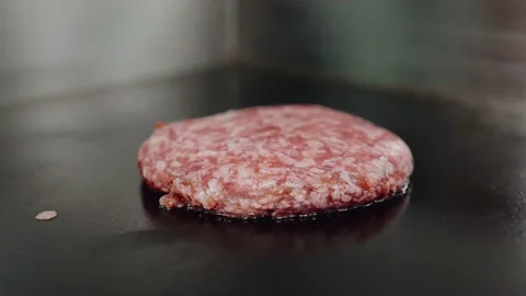 Shef Cooking beef and pork patty for burger. Meat roasted at kitchen. Video stock 142015399