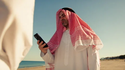 Sheik Looking For News On The Internet Видео 301937164