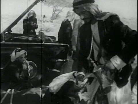 As Sheikh Zayed eats with his men under a tree in the desert, a narrator Video stock 75758918