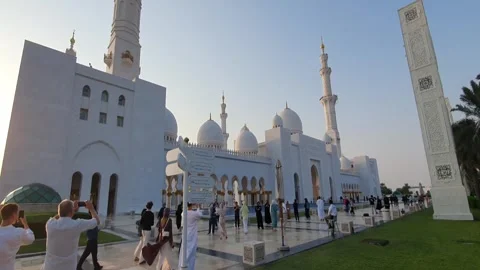 The Sheikh Zayed Grand Mosque in Abu Dhabi, United Arab Emirates 動画素材 321893673