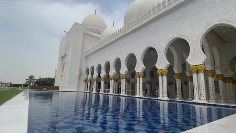 Sheikh Zayed Grand Mosque, Abu Dhabi front entrance with marble arcades and pool Stock Footage 327543021