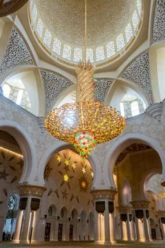 The Sheikh Zayed Grand Mosque, inside view of the largest chandelier, Abu Dhabi. Fotos de archivo