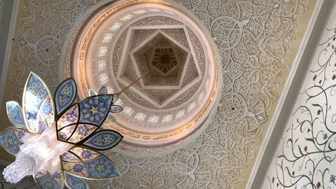 Sheikh Zayed Grand Mosque - Interior Chandeliers - 4K Vídeos de archivo 124794174