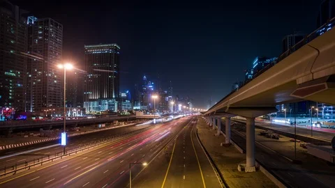 Sheikh Zayed Rd Highway &amp; Dubai Metro along Jumeirah Beach Residence time lapse Vídeo Stock 118863617