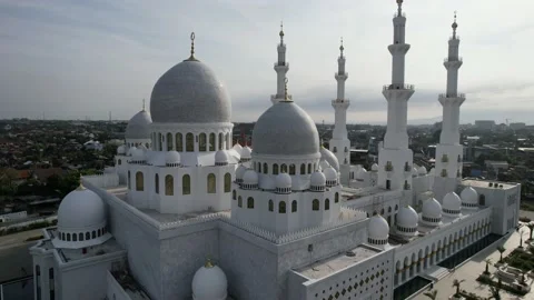 Sheikh Zayed Solo Mosque is a big Mosque in Surakarta Vídeos de archivo 221854302