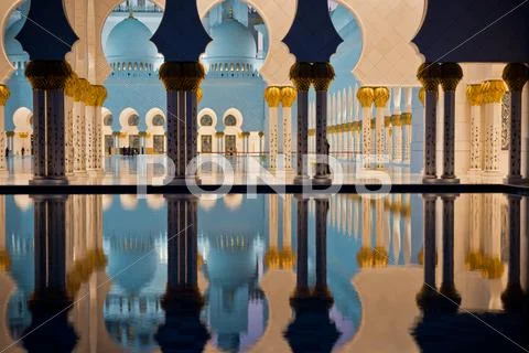 Sheikh Zayed White Mosque in Abu Dhabi at night Stock Photos