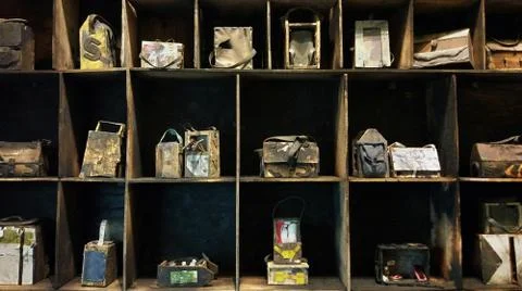 Shelf with antique toolboxes Foto stock