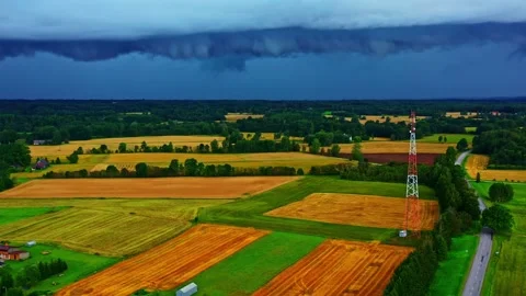 Shelf cloud forming over agricultural rural landscape and cellular tower 스톡 동영상 327557522