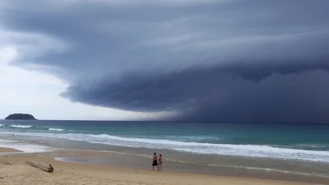 Shelf cloud at Karon Beach Phuket Thailand Vidéo 77601170