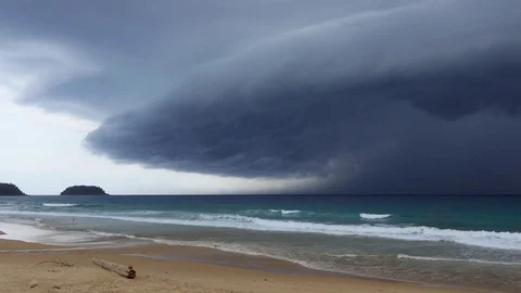 Shelf cloud at Karon Beach Phuket Thailand Vidéo 77601675
