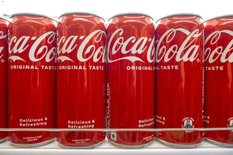Shelf with rows of classic Coca-Cola cans in Mumbai Stock Photos