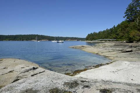 Shell beach in front of the anchorage at Russell Island, British Columbia, Canad Stock-Fotos