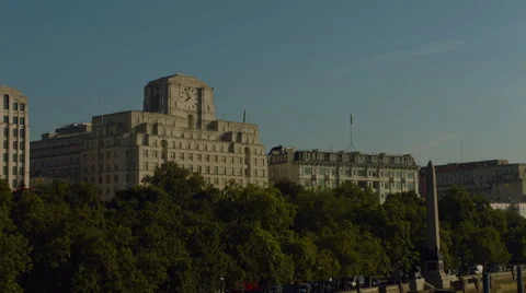 Shell building and Cleopatra's Needle on London embankment. Closer shot. HD 스톡 동영상 40915000