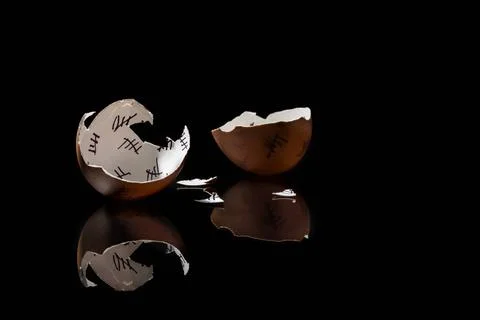 Shell with countdown cracked egg shell with countdown on black background,... 스톡 사진
