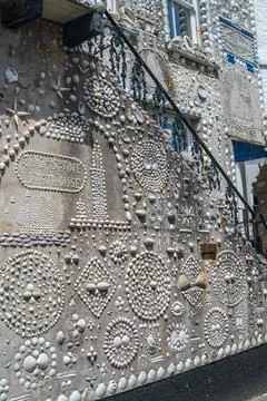 Shell Covered House Facade in Polperro Cornwall Editorial Architecture Foto stock