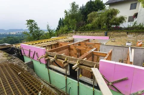 The shell of a detached house in solid brick construction. Building site for Stockfoto's