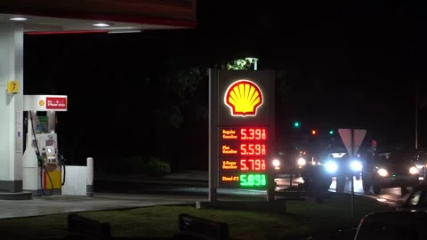 A Shell fueling station at night in a small city. Vidéo 171364109