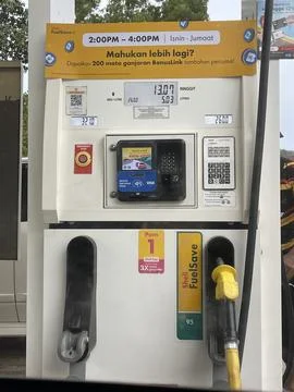 Shell FuelSave 95 Pump Display Showing Gasoline Price in Malaysia Stock Photos