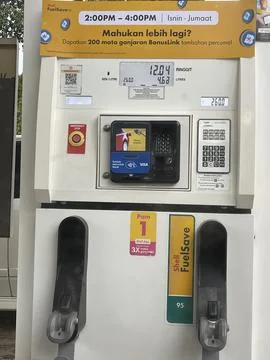 Shell FuelSave 95 Pump Display Showing Gasoline Price in Malaysia Stock Photos