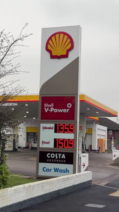Shell Garage on the A59 in Maghull Sefton UK. Fuel prices Vertical Video Vidéo 330372919